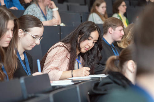 Im Jahr 2032 könnten diese jungen Menschen vor Berliner Schulklassen stehen. Sechs Semester Bachelor, vier Semester Master, 18 Monate Referendariat – insgesamt sechseinhalb Jahre dauert es, bis man das Staatsexamen in der Tasche hat.