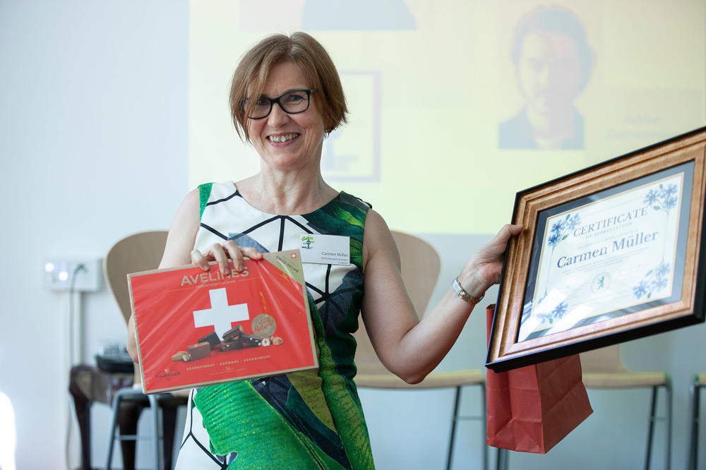 Carmen Müller nimmt eine Urkunde der Columbia University und Schweizer Schokolade in Empfang. Seit 30 Jahren leitet sie das Berlin Consortium for German Studies.