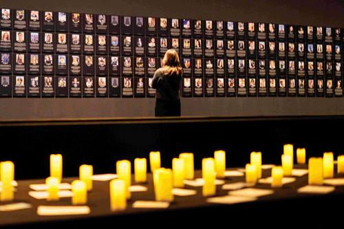 Eine Wand mit Bildern von Opfern des Terrorangriffs der Hamas auf das Musikfestival in Israel in der Ausstellung “Nova Music Festival Exhibition” im ehemaligen Flughafen Tempelhof.