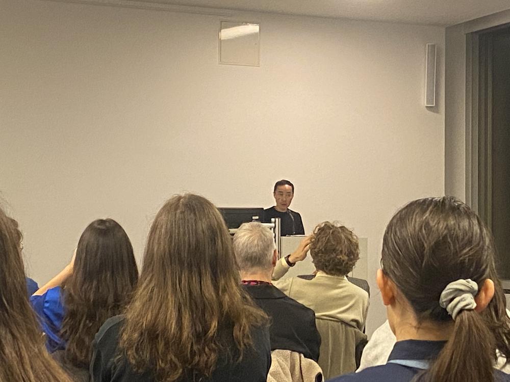 Das Publikum verfolgt den Vortrag von Tash Aw mit großer Aufmerksamkeit.