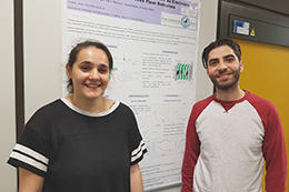 Am Institut für Chemie und Biochemie wurde Bengü Sahin (l.) von Doktorand Abdulmonem Fetyan betreut, der schon länger zu Redox-Flow-Batterien forscht. Das Bild zeigt die beiden, als die Abiturientin am Institut ihre Abitursarbeit präsentiert hat.