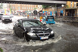 Schwimmende Autos: Bei einem Starkregen in Berlin Ende Juni wurde die Straße unter den Yorkbrücken überflutet.