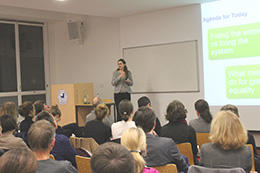 Elisabeth Kelan bietet in diesem Semester das Forschungsseminar „Gender and Diversity in Organisations“ an. Das Foto zeigt sie bei ihrer Antrittsvorlesung am 1. November.