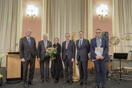 M. Poschmann mit (v.l.n.r.) W. Rasch, Vorstandsvor. Stiftung Preußische Seehandlung, Prof. Dr. M. Erhardt, Stellv. Vorstandsvors., Regierender Bürgermeister M. Müller, Vizepräs. Prof. Dr. K. Mühlhahn und Dr. T. Wohlfahrt, Lt. des Hauses für Poesie.