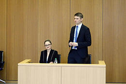 Erfolgreich verteidigt: Iuliia Voronova und Julian Westphal, Studierende der Rechtswissenschaft an der Freien Universität, belegten beim Moot Court vor dem Bundesarbeitsgericht den ersten Platz.