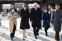 Bundespräsident Frank-Walter Steinmeier und seine Ehefrau Elke Büdenbender bei einem Rundgang mit Koreanistik-Professorin Eun-Jeung Lee.