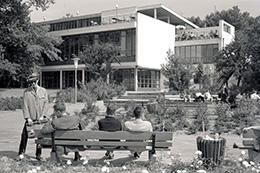 Blick auf die Mensa von der Studentenaue aus im Sommer 1962.