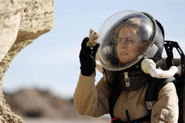 Csilla Orgel sammelt Gesteinsproben auf dem Colorado Plateau in der Nähe von Hanksville im südlichen Utah. In der Wüste liegt die Forschungsstation Mars Desert Research Station (MDRS). (Foto von März 2013)