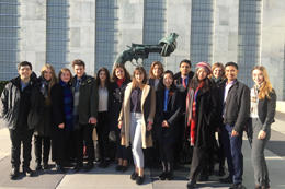 Die Delegierten der Freien Universität vor der Non-Violence Statue in New York City.