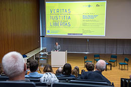 "Veritas, Iustitia, Libertas - Konturen einer wertorientierten Universität der Zukunft" lautet der Titel der Vorlesungsreihe, die anlässlich des 70. Jubiläums der Freien Universität im Sommer- und Wintersemester stattfindet.