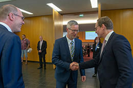 Am 6. Juli übergab Peter-André Alt (l.) das Amt des Präsidenten der Freien Universität Berlin an seinen Nachfolger Günter M. Ziegler, hier mit Berlins Regierendem Bürgermeister Michael Müller (re.).