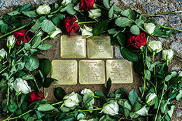 Fünf der insgesamt zwölf Stolpersteine, die am 24. Juli zum Gedenken an die Familie Merory verlegt wurden.