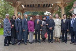 Koreanistikprofessorin Dr. Eun-Jeung Lee (5. v. r.) mit S. E. Dr. Bumgoo Jong (l.), dem Botschafter Südkoreas in Berlin, und S. E. Pak Nam Yong (r.), dem Botschafter Nordkoreas in Berlin. Ganz links: Universitätskanzlerin Dr. Andrea Bör.