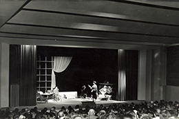 Gottfried Benn, „Die Stimme hinter dem Vorhang“. Eröffnungsvorstellung des Theatersaals (heute Hörsaal A) des Henry-Ford-Baus am 19. Juni 1954.