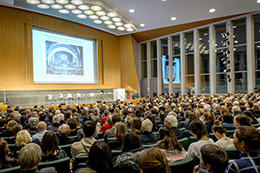 „Ad multos annos“ – auf viele Jahre – hatte Ernst Reuter bei der Gründungsfeier der Freien Universität im Titania-Palast gewünscht. 70 Jahre später, beim Festakt im Henry-Ford-Bau, wurde der Original-Ton der RIAS-Übertragung eingespielt.