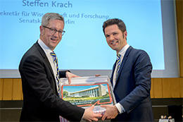 Geburtstagstorte zum 70. der Freien Universität Berlin: Staatssekretär Steffen Krach (r.) und Universitätspräsident Professor Günter M. Ziegler.