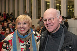 In verschiedenen Parteien gemeinsam für die Demokratie: Bundestagsvizepräsidentin Claudia Roth (Bündnis 90/Die Grünen) und Norbert Lammert (CDU), ehemaliger Bundestagspräsident, am 4. Februar 2019 bei der Debatte Dahlem an der Freien Universität.