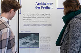 Der 1954 eröffnete Henry-Ford-Bau war der zweite Neubau der Freien Universität: „Die H-Form des Gebäudes und der Vorplatz zur Boltzmannstraße sind eine direkte Reminiszenz an die alte Universität Unter den Linden“, erklärt Kurator Arne Schirrmacher.