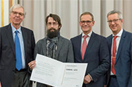 Mit dem Preisträger Clemens J. Setz (2. v. l.): Walter Rasch (l.), Vorstandsvors. Stiftung Preußische Seehandlung, Regierender Bürgermeister Michael Müller (2. v. r.), und Universitätspräsident Prof. Dr. Günter M. Ziegler.