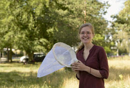 Sophie Lokatis setzt sich für schmetterlingsfreundliche Grünpflege auf den Wiesen der Freien Universität ein.