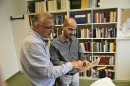 Gehören zu den wenigen Wissenschaftlern weltweit, die zu der Nutzung von Bibliotheken im mittelalterlichen Syrien forschen: Said Aljoumani (r.) und Konrad Hirschler (l.).