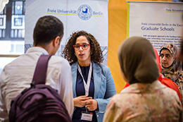 Hoda El Mahgoub, Leiterin des Verbindungsbüros der Freien Universität Berlin in Kairo, an einem Infostand.