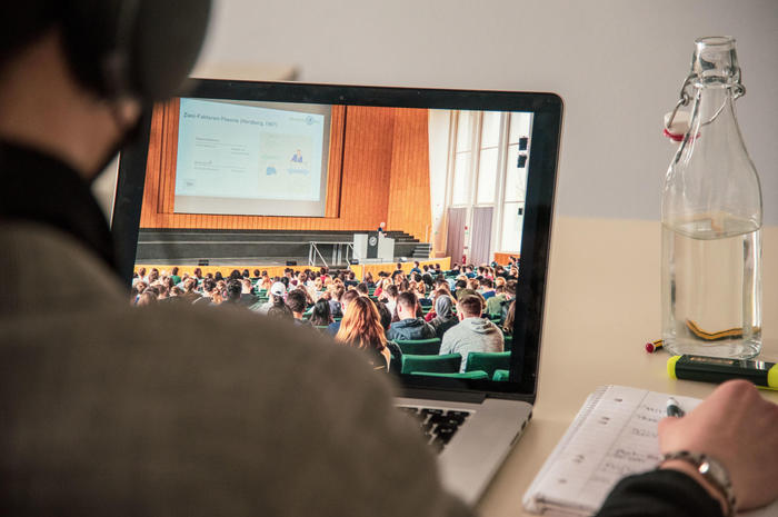 Studium und Lehre für die Zukunft denken: Kombinierte Präsenz- und Digital-Veranstaltungen werden auch nach der Pandemie zu hochschuldidaktisch empfohlenen Formaten gehören. Das DCAT bietet Lehrenden Unterstützung durch Weiterbildungen an.