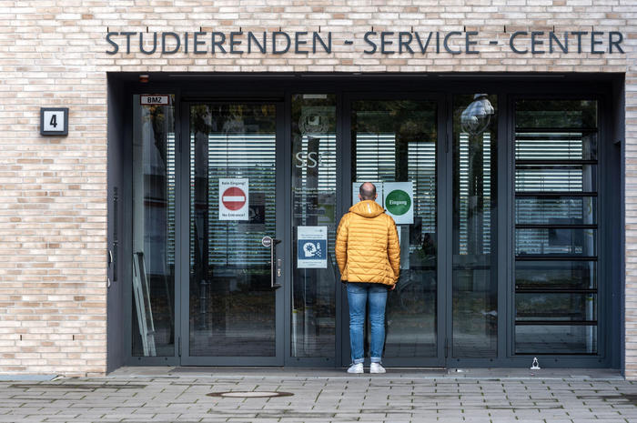 Auch wenn die Türen derzeit geschlossen sind: Die Mitarbeiterinnen und Mitarbeiter in der Studienberatung und Psychologischen Beratung der Freien Universität sind erreichbar: www.fu-berlin.de/sites/studienberatung