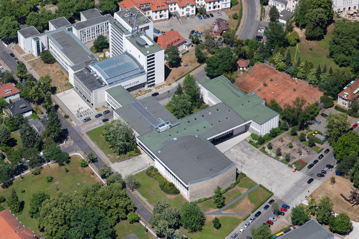 Die Universitätsbibliothek mit angeschlossenem Henry-Ford-Bau, am oberen Bildrand das Gebäude Ihnestraße 22, vor der Gründung der Freien Universität im Jahr 1948 Sitz des „Kaiser-Wilhelm-Instituts für Anthropologie, menschliche Erblehre und Eugenik".