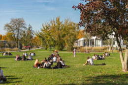 Irgendwann wird es wieder so aussehen: Studierende auf dem Campus der Freien Universität. Sie stehen im Mittelpunkt des Strategieprozesses Studium und Lehre 2030. In dieser Woche wurden die Ergebnisse aus den Arbeitsgruppen vorgestellt.