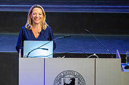 Die Meeresforscherin Antje Boetius lehrt als Professorin für Mikrobiologie an der Universität Bremen und leitet das Alfred-Wegener-Instituts, Helmholtz-Zentrum für Polar und Meeresforschung.