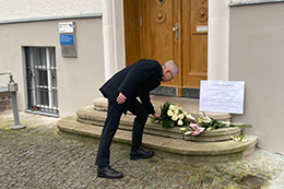 Holocaust-Gedenktag: Präsident Prof. Ziegler legt vor der Ihnestraße 22 Blumen nieder. In dem Gebäude war vor Gründung der Freien Universität Berlin das Kaiser-Wilhelm-Institut für Anthropologie, menschliche Erblehre und Eugenik untergebracht.