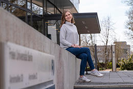 Krystyna Krupko stammt selbst aus der Ukraine, studiert Biowissenschaften in Potsdam und arbeitet in der Verwaltung des Fachbereichs Biologie, Chemie, Pharmazie der Freien Universität Berlin.