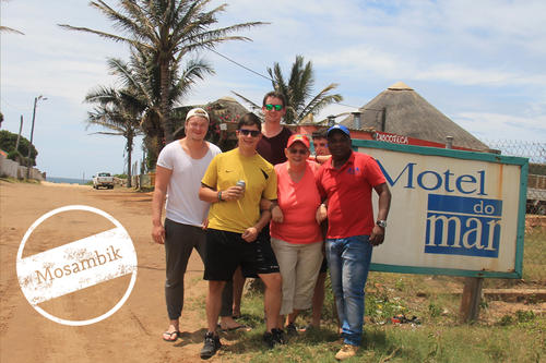 Zwei Wochen lang waren die Auszubildenden zum Fachinformatiker in Maputo, um in einer dortigen Hochschule ein Campus-Netz aufzubauen. Ein letztes Gruppenbild, dann hieß es Abschied nehmen.