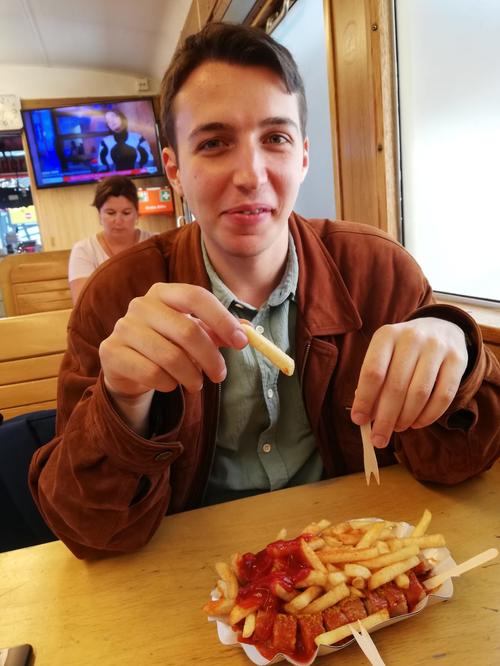 Eine letzte Berliner Currywurst, bevor Ben Heiden nach Birmingham abhebt.
