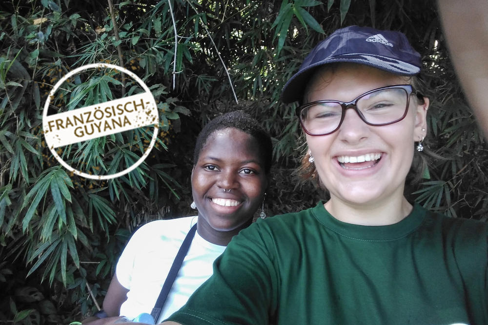 Davia Rosenbaum (vorne im Bild) ist nach der Uni gerne im Dschungel unterwegs, wie hier auf dem Dschungelwanderweg „Sentier du Rorota“ mit ihrer Freundin.