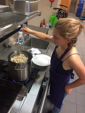 Kochen wie die Einheimischen: Marie Funkes erste Versuche bei der Jiaozi-Zubereitung