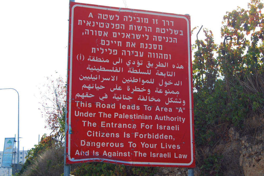 Drei Zonen Westbank: Zone C steht unter israelischer Verwaltung. Zone B wird sowohl von Israelis als auch von Palästinensern verwaltet. Zone A steht unter palästinensischer Kontrolle. Israelis ist der Zutritt dort untersagt.