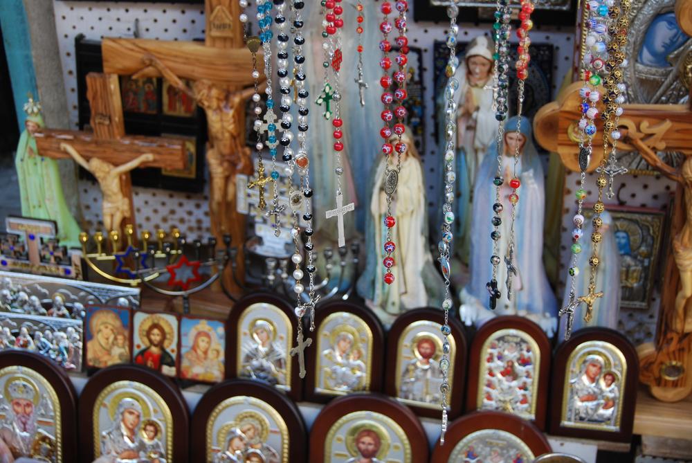 In den kleinen Läden in der Jerusalemer Altstadt kann man sich mit allerlei religiösen Mitbringseln eindecken. Ob Kreuze, Menora oder Gebetsketten – für alle drei Religionen ist dabei gesorgt.