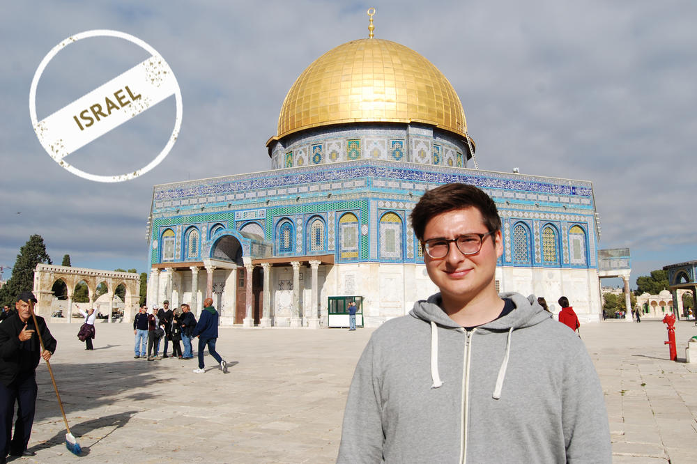 Julian Jestadt vor dem Felsendom. In seinem Inneren ist ein Felsen, von dem aus nach muslimischer Überlieferung Mohammed in den Himmel aufgefahren sein soll. Für die Juden ist es der Ort, an dem Abraham seinen Sohn Isaak opfern wollte.