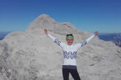 Was eine Aussicht: Vom Kanjavec (2569m) schaut Sonja auf den Triglav (2864m)