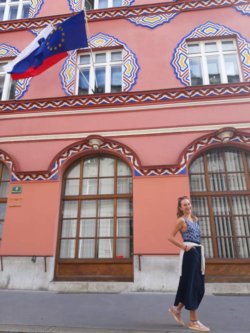 Sonja Poschenrieder vor den Flaggen Sloweniens und der Europäischen Union.
