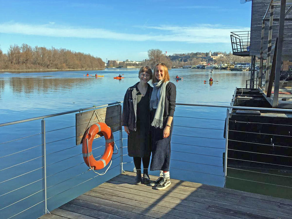 Sonja Poschenrieder (rechts) hat mit ihrer Kommilitonin Cassie eine Reise auf den Spuren ihrer Ahnen gemacht — hier machen sie Station in einem Hostel an der Donau in Belgrad.