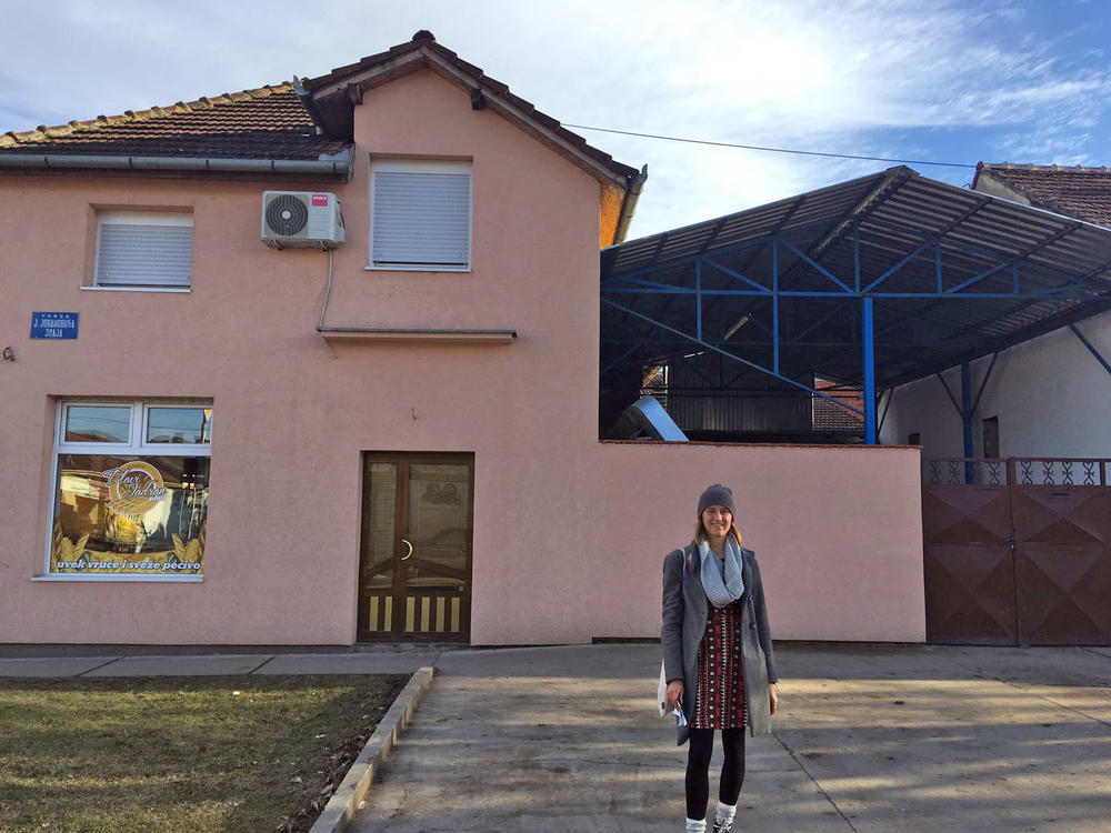 In dem Haus, in dem Sonja Poschenrieders Uropa Seppi früher gewohnt hat, betreibt heute eine Familie aus dem Kosovo eine Bäckerei.