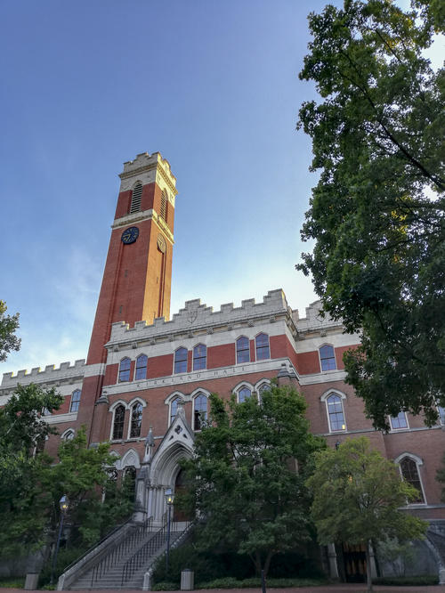 Das Wahrzeichen der Vanderbilt University: die 1875 errichtete Kirkland Hall mit dem Uhrturm, der von überall auf dem Campus sichtbar ist und stets zur vollen Stunde läutet.