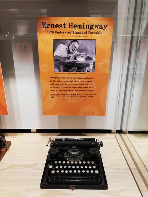 Im American Writers Museum ist die Schreibmaschine ausgestellt, auf der Ernest Hemingway getippt hat.