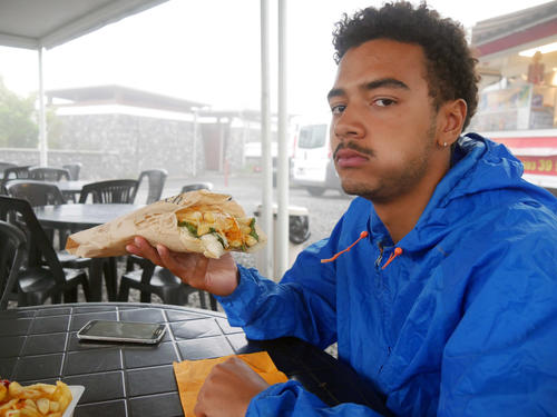 Mit Käse überbackene Sandwiches mit Pommes gibt es in Saint-Denis an jeder Straßenecke für wenig Geld. 