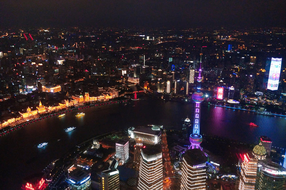 Nächtlicher Ausblick auf Schanghai vom zweithöchsten Gebäude der Welt – dem Shanghai Tower.