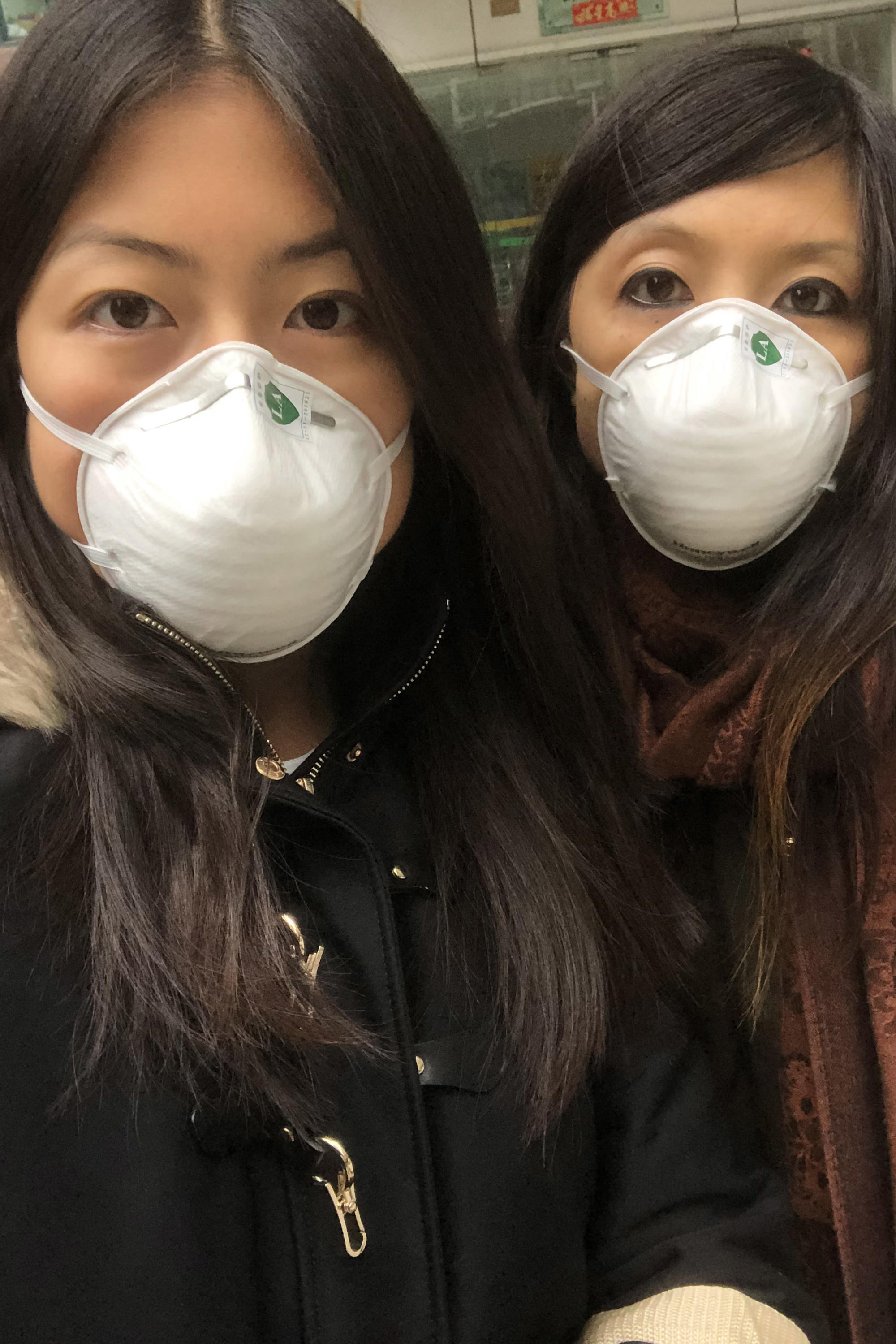 Nicht ohne Atemschutzmaske: Vivi Feng (l.) und ihre Schwester in Schanghai. Inzwischen ist Vivi Feng nach Deutschland zurückgekehrt.