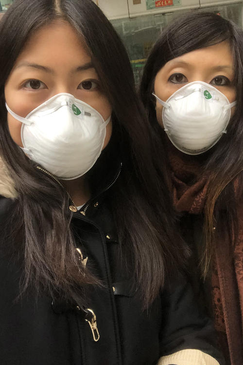 Nicht ohne Atemschutzmaske: Vivi Feng (l.) und ihre Schwester in Schanghai. Inzwischen ist Vivi Feng nach Deutschland zurückgekehrt.
